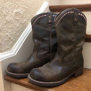 Ariat: Unbridled Roper